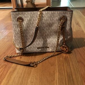 Michael Kors Signature Jet Set Chain Medium Mess